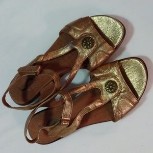 🌞🌞🌞Soft Walk Antique brass sandals EUC